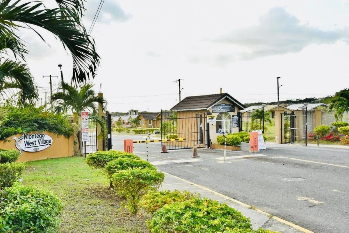 The Rest Stop-B- 15 Min From Airport/24Hrs Security Teluk Montego Bagian luar foto